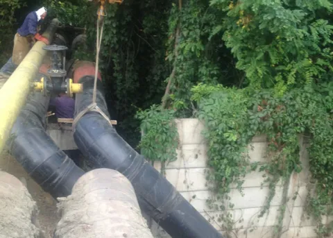 Conducte de termoficare preizolate negre, ridicate în tranșee pentru racordare