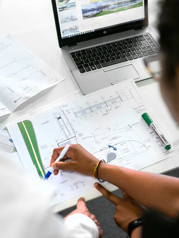 Ingenieur bei der Arbeit an technischen Plänen