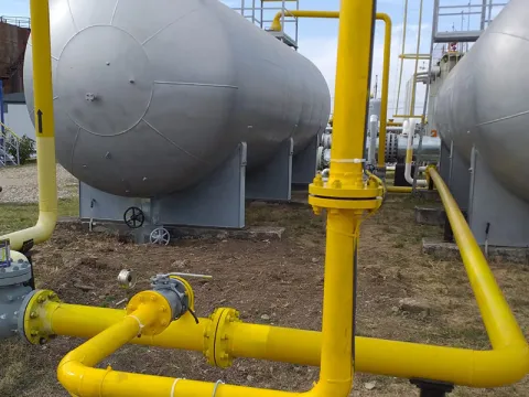Rezervoare și conducte galbene de gaze într-o stație industrială