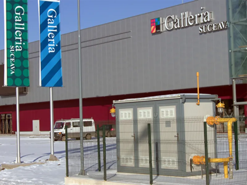 Stație de gaz în cofret metalic, împrejmuită, lângă centrul comercial Galleria Suceava