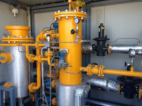 Stație de gaz pe cadru: filtru vertical, regulatoare și conducte galbene