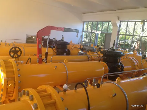Stație de gaz produsă de Corsem: conducte galbene, vane cu acționare și contor în hală