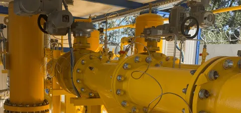 Stație de reglare-măsurare cu filtre verticale galbene și vane cu servomotor